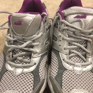 Nice Pair Of Women’s Avia Sneakers Size 7.5
